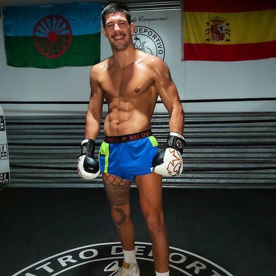 No comenzó a pelear hasta los 18 años, cuando acompañó a un amigo canario que estaba en Gijón a practicar artes marciales mixtas en un gimnasio. Descubrió entonces ese deporte y le gustó. (Foto: Instagram / <a href="http://www.instagram.com/p/B-Cev42I5qs/" rel="nofollow noopener" target="_blank" data-ylk="slk:@joelelfenomenoalvarez;elm:context_link;itc:0;sec:content-canvas" class="link ">@joelelfenomenoalvarez</a>).