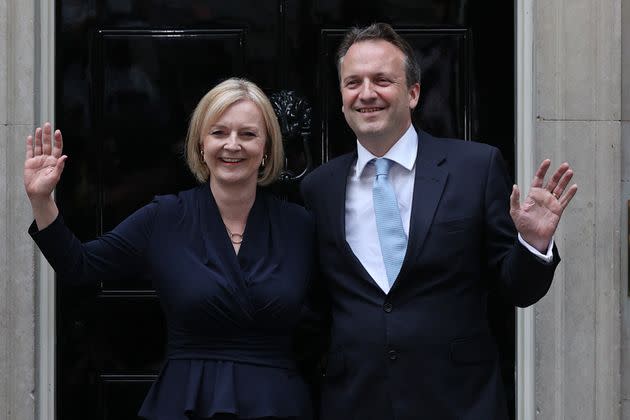 Outside No.10, Liz Truss poses with her husband Hugh O'Leary after delivering her first speech as Prime Minister. (Photo: ADRIAN DENNIS via Getty Images)