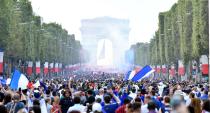 <p>… und dem Arc de Triomphe stieg eine riesige Party in blau, weiß und rot. </p>