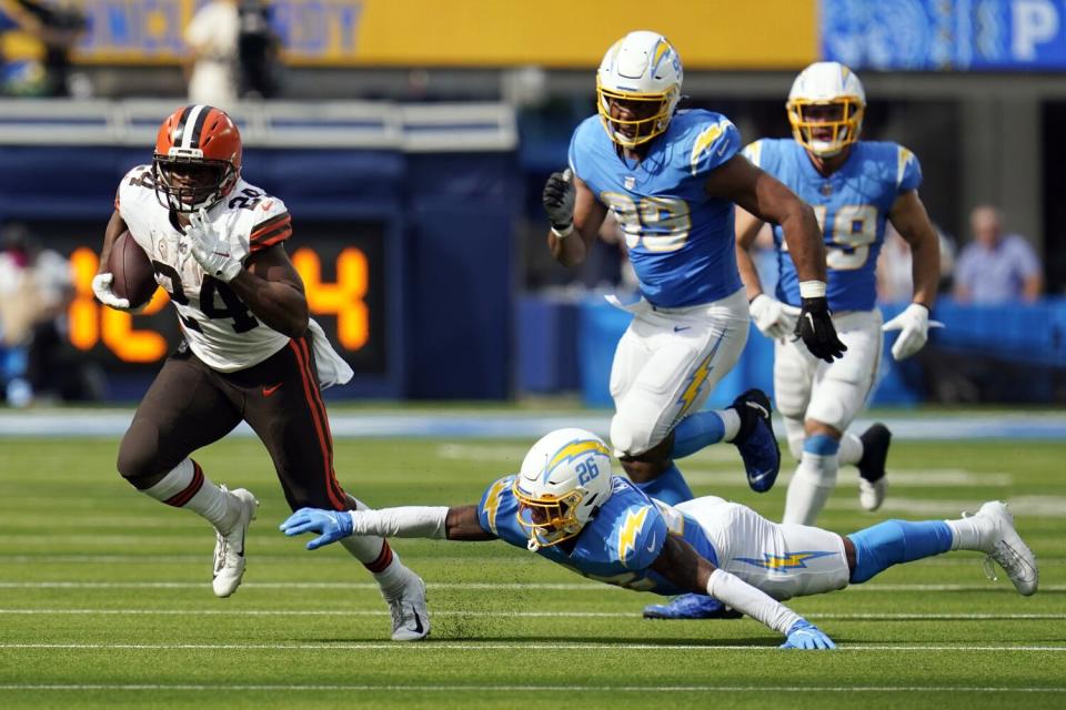 Nick Chubb runs for a touchdown past the tackle attempt by Asante Samuel Jr.