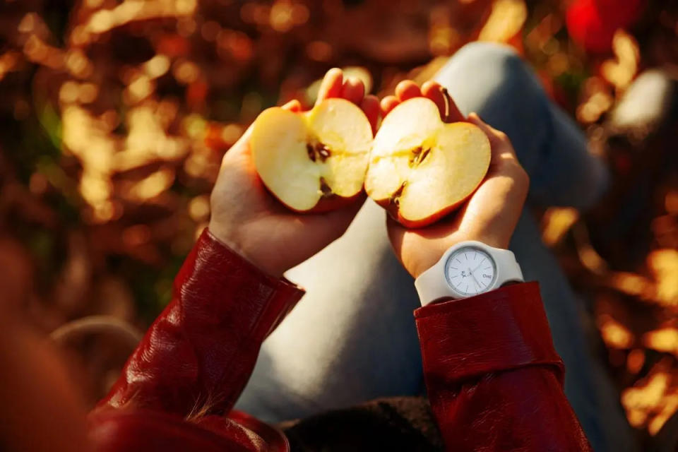 Las manzanas está dentro del ranking frutas que tienen semillas tóxicas, sabemos que al interior encontramos semillas que contienen amigdalina.