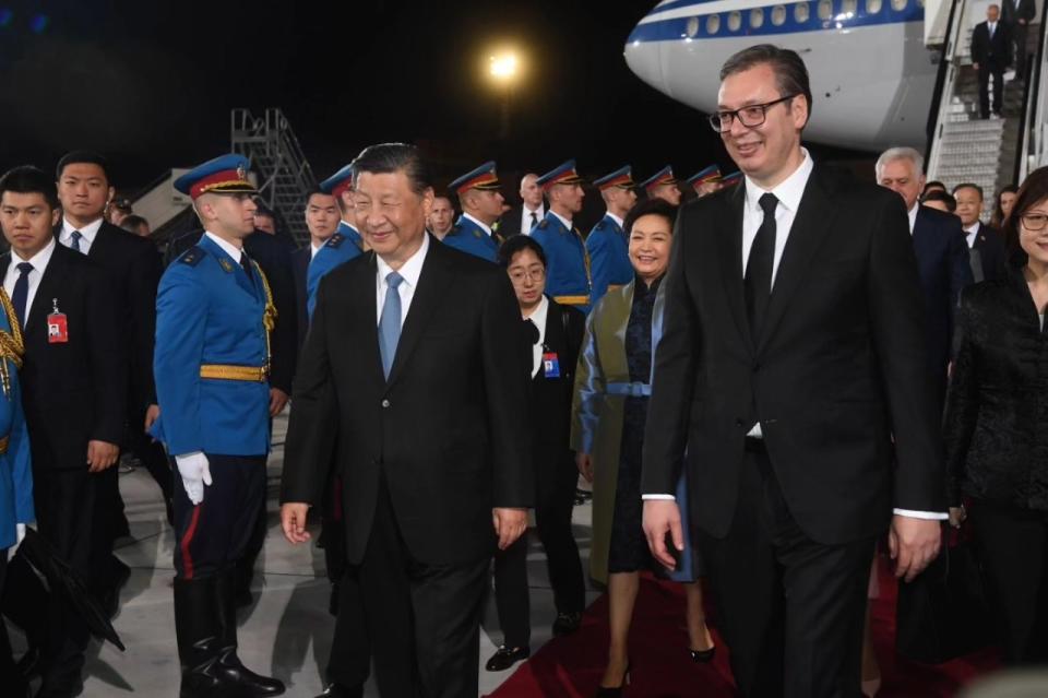 中國國家主席習近平7日晚間飛抵貝爾格勒(Belgrade)，塞爾維亞總統武契奇(Aleksandar Vucic)接機。 (圖:取自武契奇臉書)