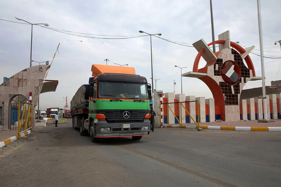 Un camión sale del puerto de Umm Qasr luego de las fuerzas de seguridad iraquíes sacaron a los manifestantes del acceso, en Irak, el 7 de noviembre de 2019. (AP Foto/Nabil al-Jourani)