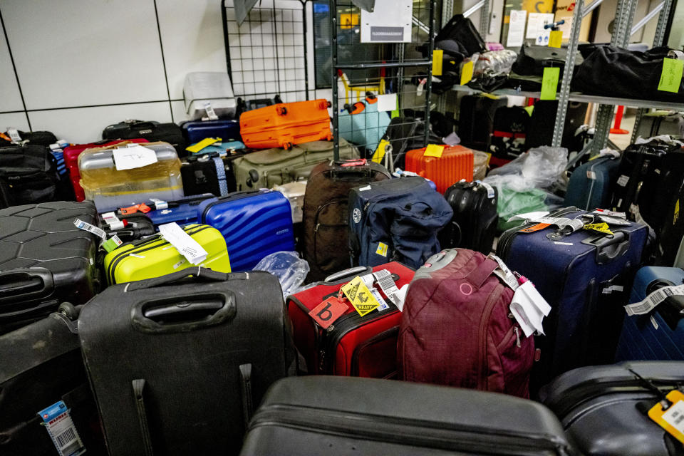 Wegen Personalmangels konnte in 2022 Reisegepäck häufig nicht rechtzeitig verladen werden und strandete an den Flughäfen – wie hier in Amsterdam. - Copyright: Robin Utrecht / DPA
