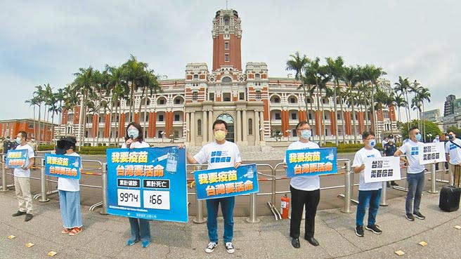 國民黨立法院黨團4日起舉行「我要疫苗，台灣要活命」活動，黨團總召費鴻泰（中）與同黨立委在總統府前舉著標語，呼籲蔡政府聽到民眾需要疫苗的吶喊，不要再擋疫苗、擋生路。（姚志平攝）