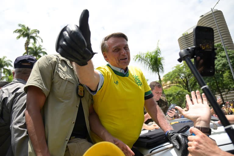 Jair Bolsonaro saluda a sus seguidores durante el cierre de campaña en Belo Horizonte