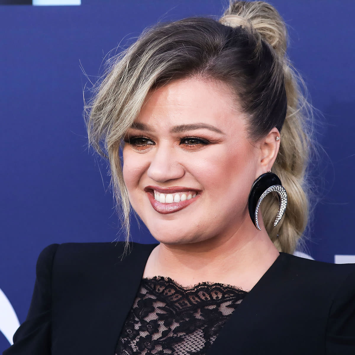 Kelly Clarkson ponytail smiling red carpet