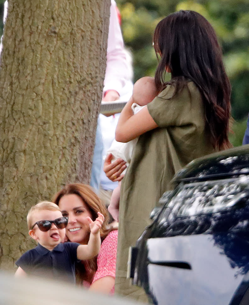 Frecher Prinz: Louis klaut seiner Mutter Kate die Sonnenbrille und streckt Tante Meghan die Zunge heraus (Bild: Max Mumby/Indigo/Getty Images)