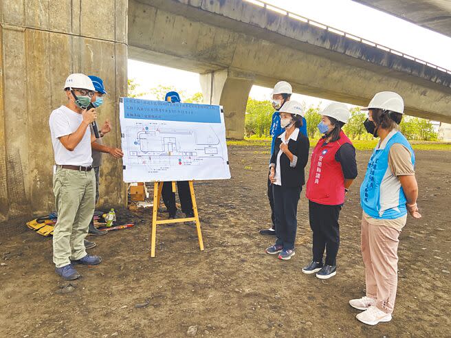 宜蘭縣政府協請高速公路局提供國道5號38K+600高架橋下空間，設置縣內首座機車考照練習場，6日辦理開工祈福儀式。（吳佩蓉攝）