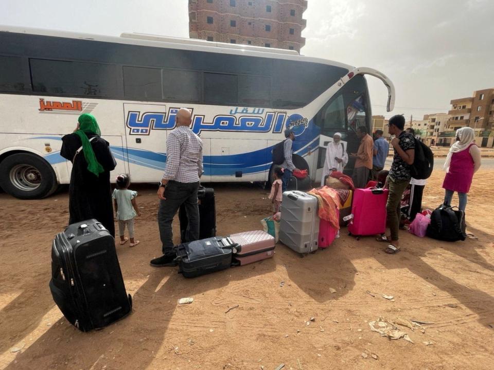 Briten, die im Sudan festsitzen, haben den Menschen gesagt, sie sollten zu einem Flugplatz außerhalb von Khatoum kommen, um die RAF zu evakuieren (Reuters)