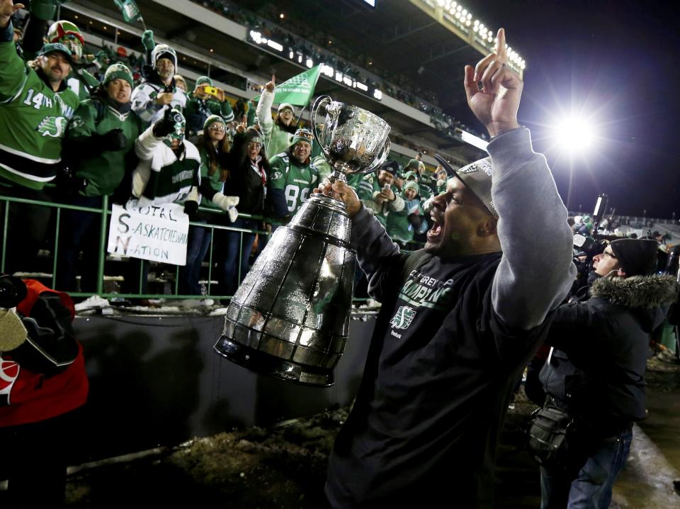 Saskatchewan Roughriders head coach Corey Chamblin holds the Grey Cup after his team defeated the Hamilton Tiger Cats to win the CFL's 101st Grey Cup championship football game in Regina, Saskatchewan November 24, 2013. REUTERS/Todd Korol (CANADA - Tags: SPORT FOOTBALL)