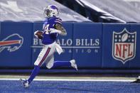 Taron Johnson, de los Bills de Buffalo, anota tras interceptar un pase en el encuentro divisional de la postemporada ante los Ravens de Baltimore, el sábado 16 de enero de 2021, en Orchard Park, Nueva York (AP Foto/Adrian Kraus)