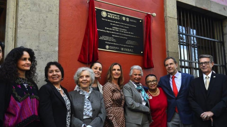 Placa conmemorativa en la casa en la que vivió Vicario