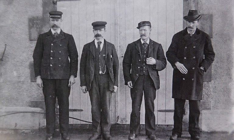 Thomas Marshall, James Ducat y Donald Macarthur, los fareros responsables del cuidado de la isla en 1900 (Foto: Pressandjournal.uk)