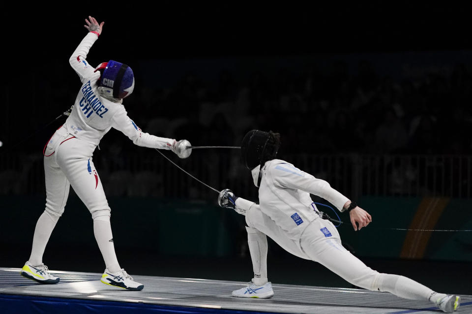 La chilena Analía Fernandez (izquierda) y la argentina Isabel Di Tella durante las semifinales de espada femenina de la esgrima de los Juegos Panamericanos en Santiago, Chile, el miércoles 1 de noviembre de 2023. (AP Foto/Eduardo Verdugo)