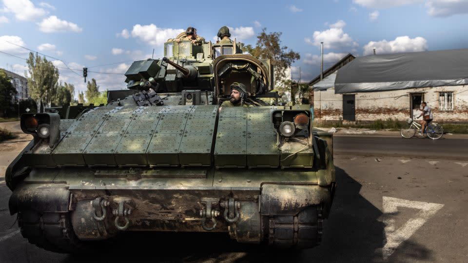 Ukrainian soldiers maneuver a Bradley Fighting Vehicle (BFV) in Orikhiv.  - Oliver Weiken/picture alliance/Getty Images