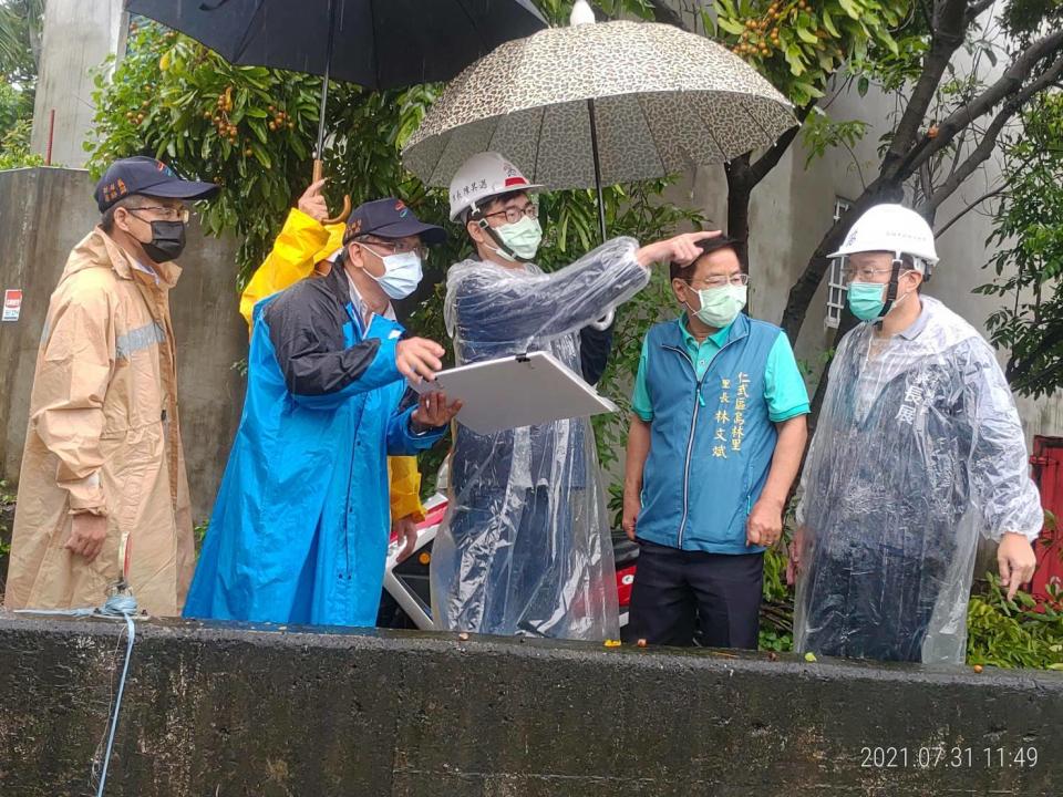 陳其邁(中)馬不停蹄勘災。   圖：高雄市水利局提供