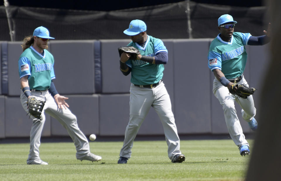 The Mariners forgot how to play baseball Sunday. (AP Photo/Bill Kostroun)