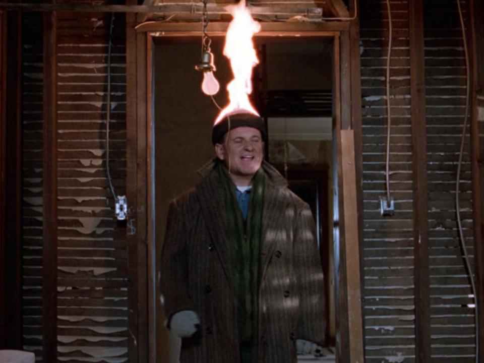 scene where harry's hat is on fire in home alone 2