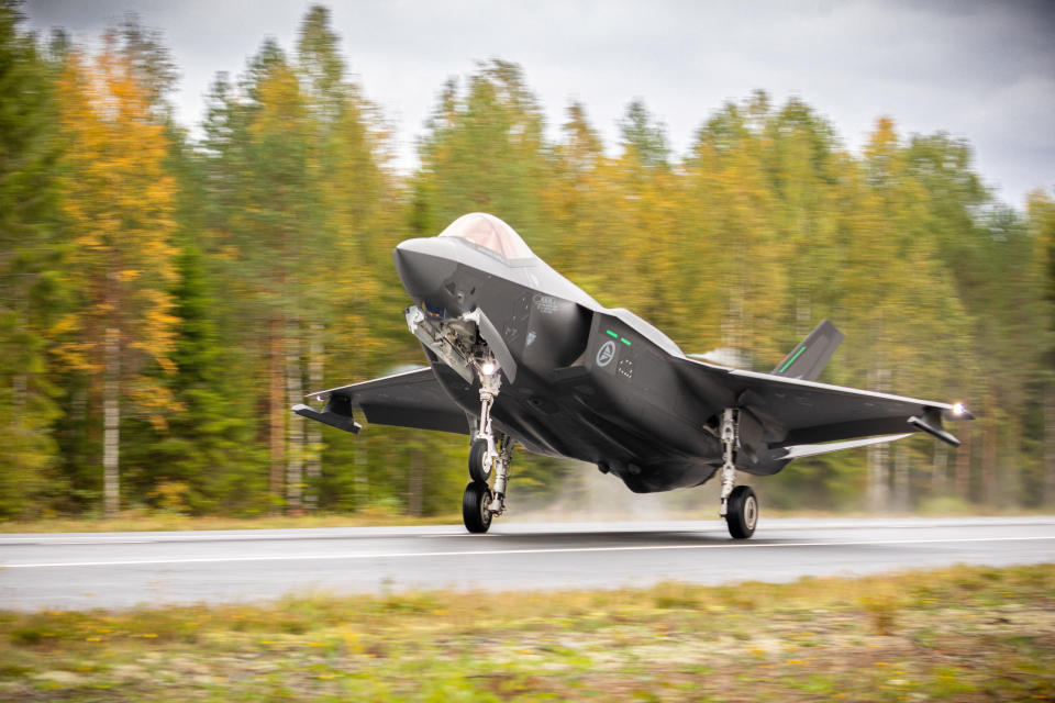 An F-35A Lockheed Martin fighter jet lands on a motorway, in Tervo, Finland September 21, 2023. NTB/Ole Andreas Vekve via REUTERS   ATTENTION EDITORS - THIS IMAGE WAS PROVIDED BY A THIRD PARTY. NORWAY OUT. NO COMMERCIAL OR EDITORIAL SALES IN NORWAY.