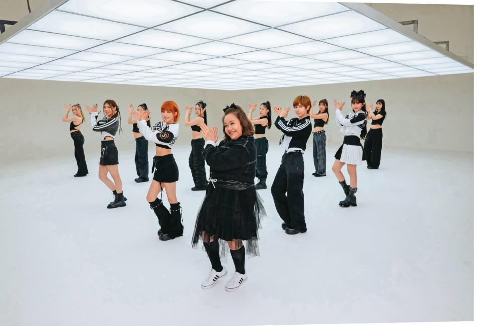 主題曲〈拍謝啦〉MV由鍾欣凌（前）站C位與「怪物星人」共舞。（相映音樂提供）