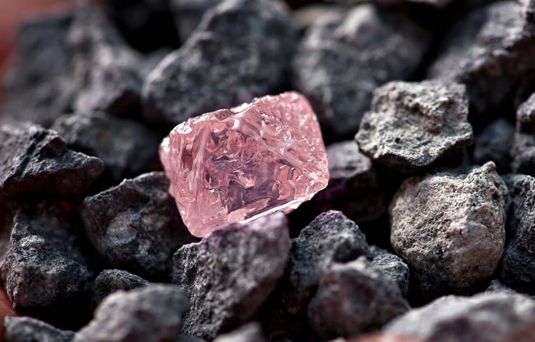 Un diamante rosado bruto, denominado Argyle Pink Jubilee, encontrado en la mina australiana de Argyle, en una fotografía distribuida el 22 de febrero de 2012 por el gigante minero Rio Tinto (Río Tinto)