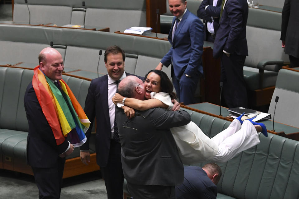 <p>Der australische Politiker Warren Entsch hebt seine Kollegin Linda Burney in die Lüfte, nachdem das Unterhaus in Canberra die Ehe für alle beschlossen hat. Ab kommendem Jahr können nun auch in Australien gleichgeschlechtliche Paare heiraten. (Bild: AAP/Lukas Coch/via REUTERS) </p>