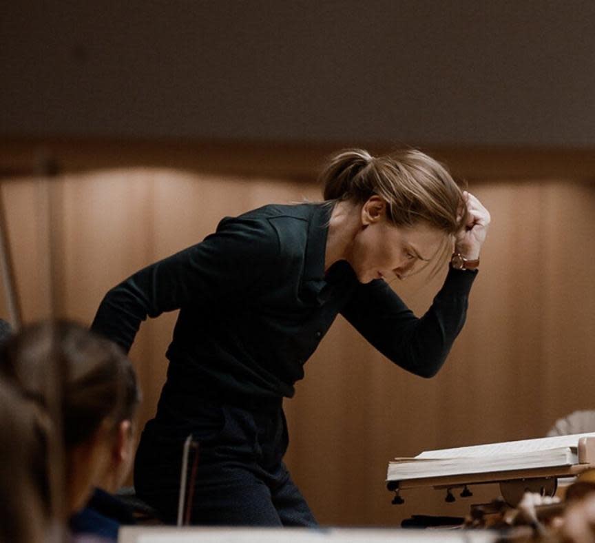 凱特布蘭琪在新片《塔爾》中飾演知名古典樂指揮家莉迪亞塔爾（LydiaTár）。（圖／翻攝自推特）