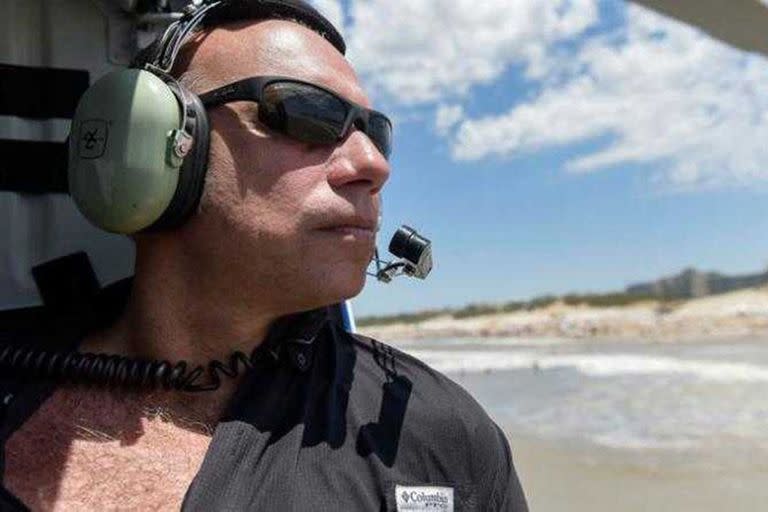 Sergio Berni, ministro de Seguridad de la provincia de Buenos Aires, mira desde la ventana de un helicóptero de la policía durante un patrullaje