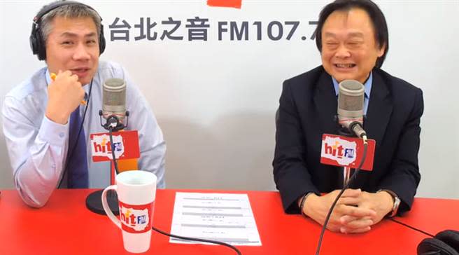 台北市議員王世堅（右），認為應保障媒體自由、言論自由，政府干涉越少越好。（圖／摘自羅友志嗆新聞YouTube）