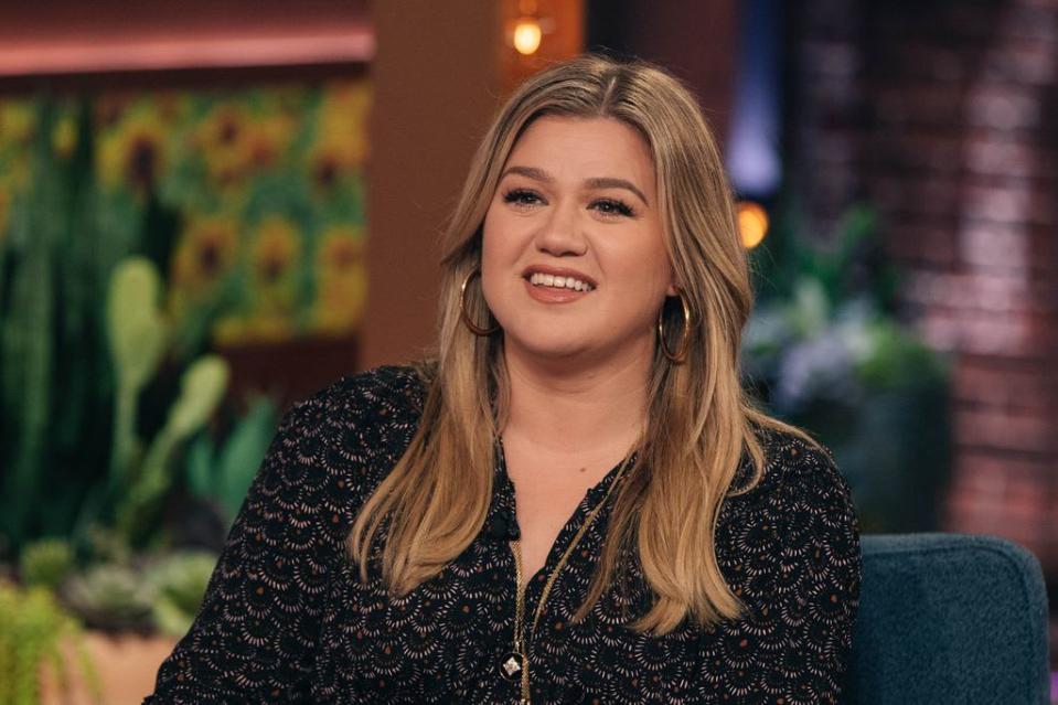 Kelly Clarkson appears on her talk show in a black shirt