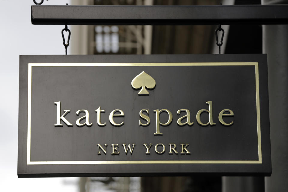 Das bekannte Logo von Kate Spade: ein Pik. (Bild: AP Photo/Richard Drew)