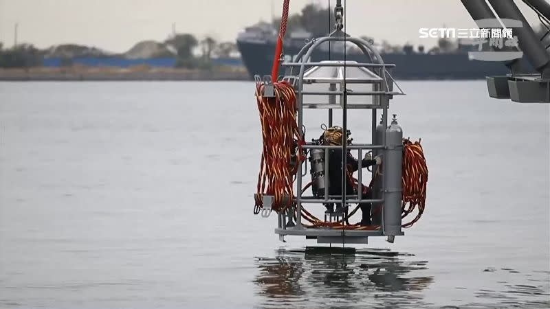 海軍水下作業大隊搭乘潛水鐘入海執行任務。（圖／翻攝自軍聞社）