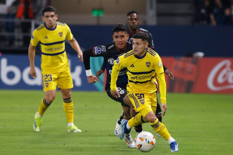 El compacto Julián Ceballos, de 20 años y 1,61 metros, encara perseguido por otro juvenil, Kendry Páez, de 17; Boca fue superado en Ecuador por Independiente del Valle, pero consiguió un 0-0 que lo deja bien perfilado por la Copa Sudamericana.