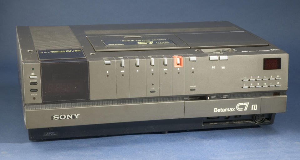 Formato de vídeo analógico que vio la luz en 1975 y que pretendía ser una alternativa al clásico casete compacto. Sin embargo, perdió su batalla con el VHS y se encaminó a una agonía lenta hasta su desaparición final.<br><br>Photo by SSPL/Getty Images