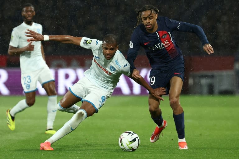 L'attaquant du PSG Bradley Barcola à la lutte avec le milieu de terrain hongrois du Havre Loic Nego, lors d'un match de Ligue 1 le 27 avril 2024 au Parc des Princes (FRANCK FIFE)