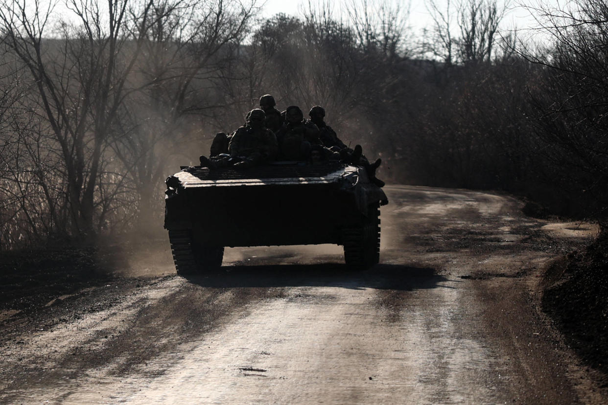 Les Ukrainiens n’ont pas encore renoncé à la ville stratégique de Bakhmout, qualifiée par les Russes de « noeud important (des lignes) de défense des soldats ukrainiens dans le Donbass ». 