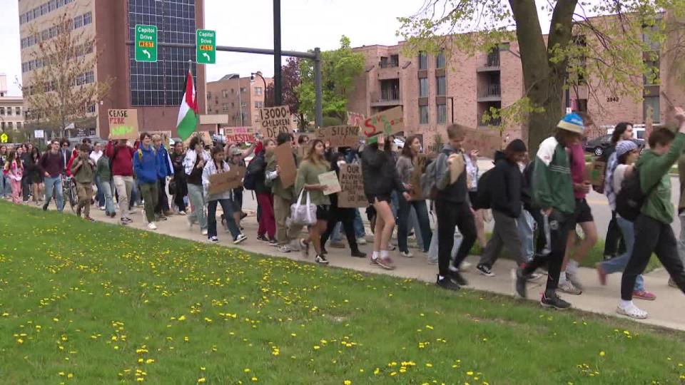 <div>Shorewood students march to UW-Milwaukee</div>