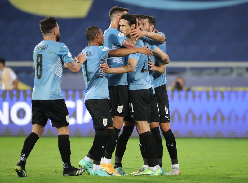 Foto del lunes del delantero de Uruguay Edison Cavani celebrando con sus compañeros tras marcar de penal ante Paraguay