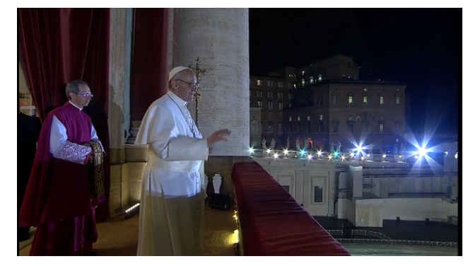 Imágenes tomadas de vídeo del momento en el que aparece el nuevo pontífice Francisco I, en el balcón de la Capilla Sixtina, en el Vaticano.