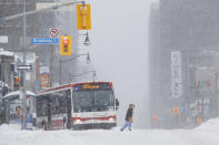 <p>Les hivers sont parfois rugueux au Canada. La preuve, en tout début d'année, avec une violente tempête de neige qui a frappé la côte Est du pays. À Toronto, où se trouvait 29 cm de neige, la circulation a même été fermée sur plusieurs grands axes. (Photo Juan BARRETO / AFP)</p> 