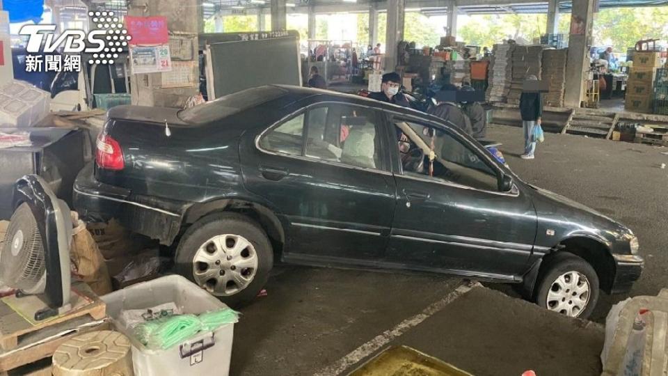 整台車卡在水泥置貨區。（圖／TVBS）