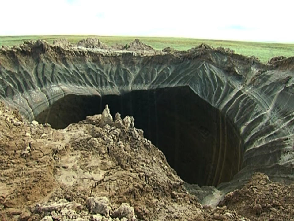 Über den genauen Prozess können sie bisher nur Vermutungen und Thesen aufstellen, versichert Professor Vasily Bogoyavlensky der "Siberian Times". Wir wissen inzwischen von sieben Kratern in der Region, so der Experte, vermutet wird aber die Existenz von deutlich mehr. Genau lokalisiert sind bisher sogar nur vier der Krater – aus dem Helikopter heraus.