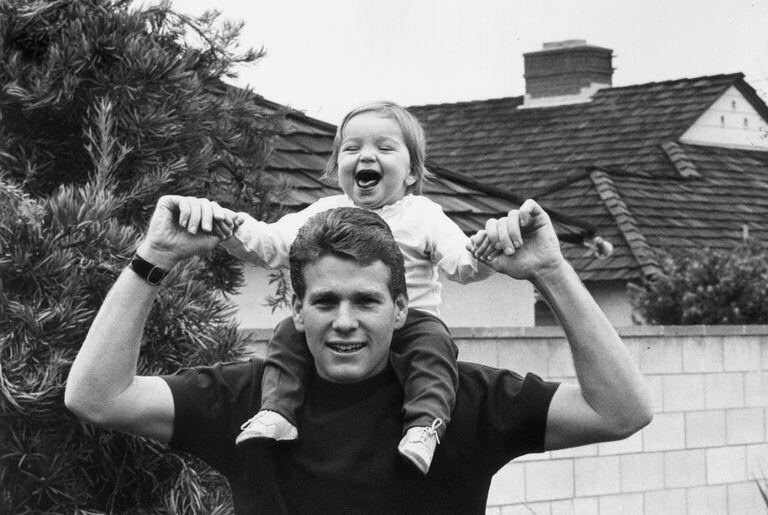 Una imagen de junio de 1965: Ryan O'Neal y Tatum, sonriente sobre sus hombros