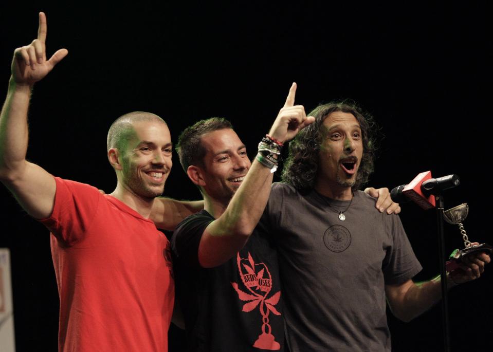 De I a D: Tyler Wadleigh, Aaron Justis y Kyle Kushman posan tras recibir el premio a Mejor Flor, en el High Times U.S. Cannabis Cup de Seattle, Washington.