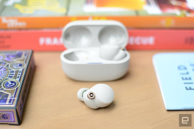 XM4 earbuds