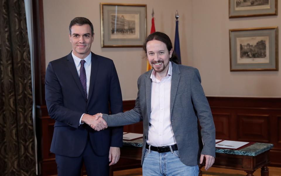 Sánchez y Pablo Iglesias en el momento de firmar el acuerdo de Gobierno entre PSOE y Unidas Podemos. (Foto: Burak Akbulut / Anadolu Agency / Getty Images).