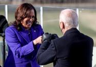 La vicepresidenta Kamala Harris choca su puño con el presidente Joe Biden durante la ceremonia de juramentación en Washington