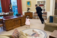 Le président des États-Unis, Barack Obama, joue avec Sarah Froman, la fille de Nancy Goodman et Mike Froman, conseiller adjoint à la sécurité nationale pour les affaires économiques internationales, dans le Bureau ovale, le 9 juillet 2012 à Washington. (Photo de Pete Souza/White House Photo via Getty Images)