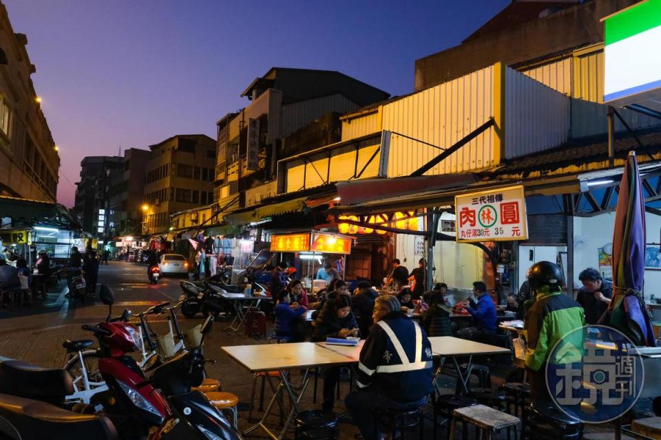 市場外圍是美食聚落，早中晚來都能找到小吃老店，非常熱鬧。